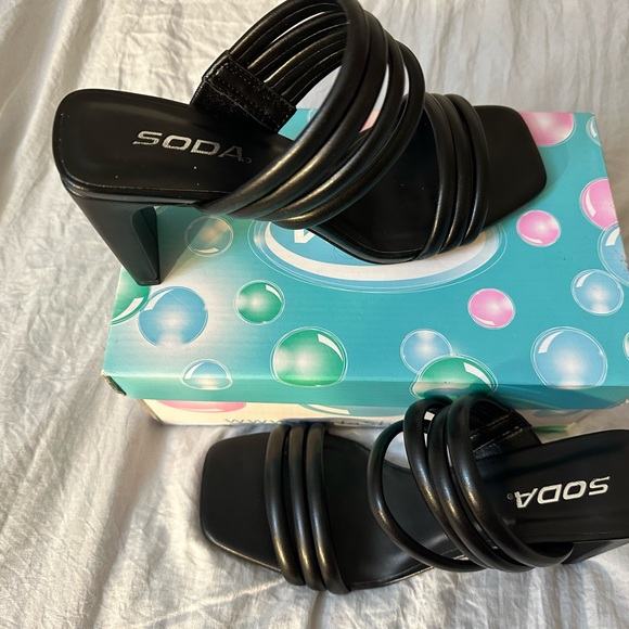 Black low heeled sandals - Picture 2 of 2